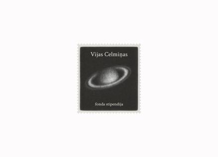 Melns pastmarkas formas objekts ar uzrakstu Vijas Celmiņas un fonsa stipendija un Saturna attēlu uz balta fona.