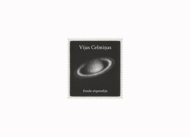 Melns pastmarkas formas objekts ar uzrakstu Vijas Celmiņas un fonsa stipendija un Saturna attēlu uz balta fona.