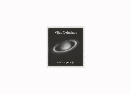 Melns pastmarkas formas objekts ar uzrakstu Vijas Celmiņas un fonsa stipendija un Saturna attēlu uz balta fona.