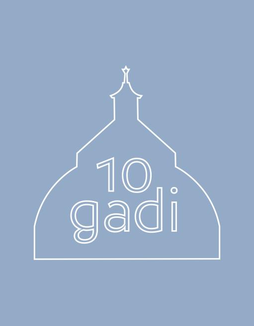 Grafisks attēls ar stilizētu muzeja ēkas kontūru un tekstu “10 gadi” uz zilgana fona.