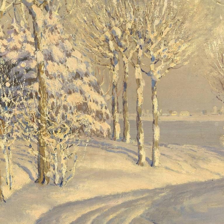 Ziemas ainava ar sniegotiem kokiem un klusu upes krastu, gleznota maigās, gaišās krāsu niansēs.