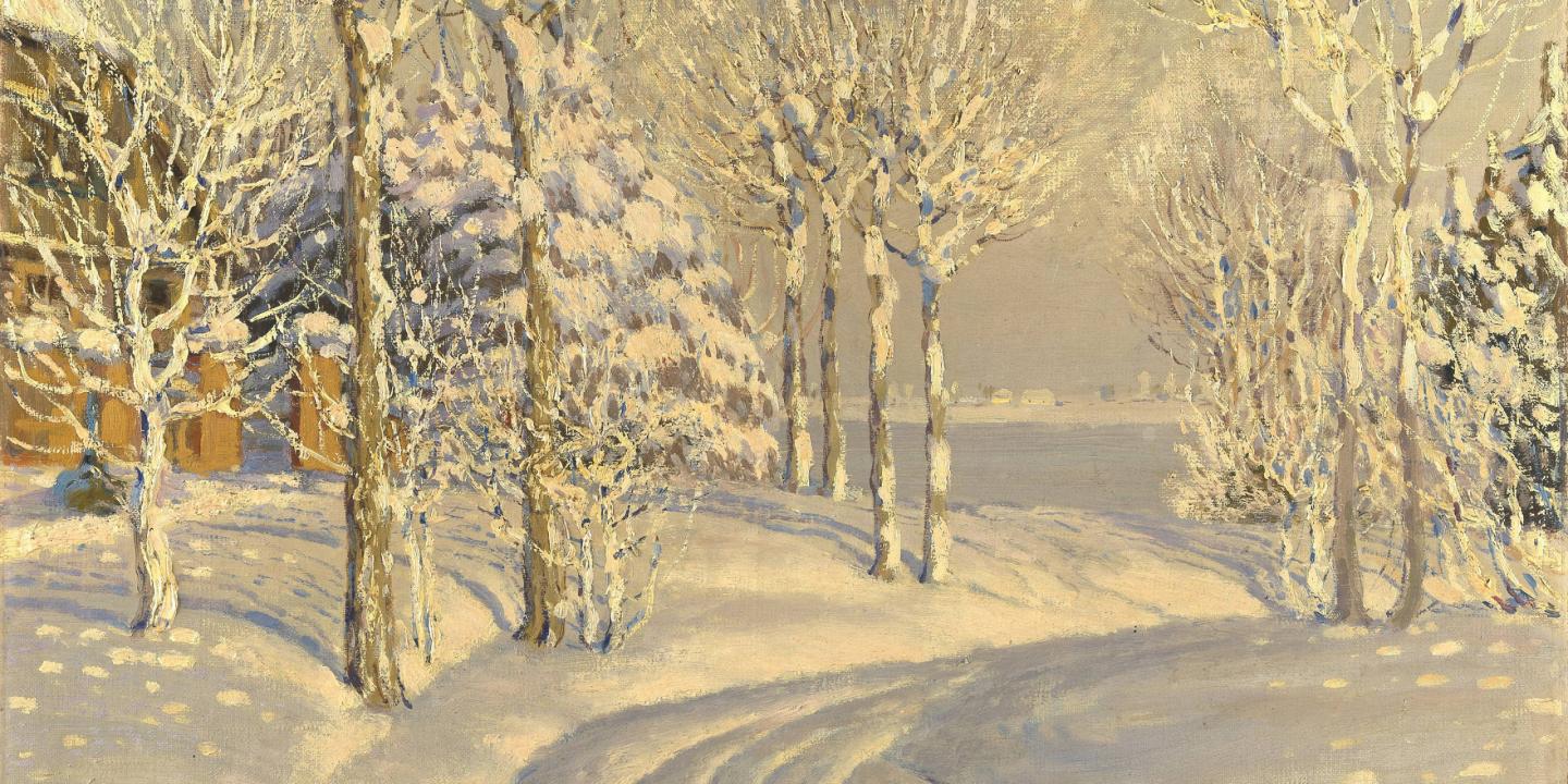 Ziemas ainava ar sniegotiem kokiem un klusu upes krastu, gleznota maigās, gaišās krāsu niansēs.