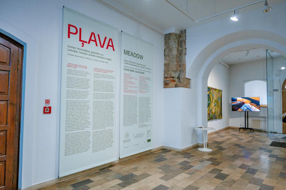 Izstādes 'Pļava' ievadsienas teksti latviešu un angļu valodā Dekoratīvās mākslas un dizaina muzejā.