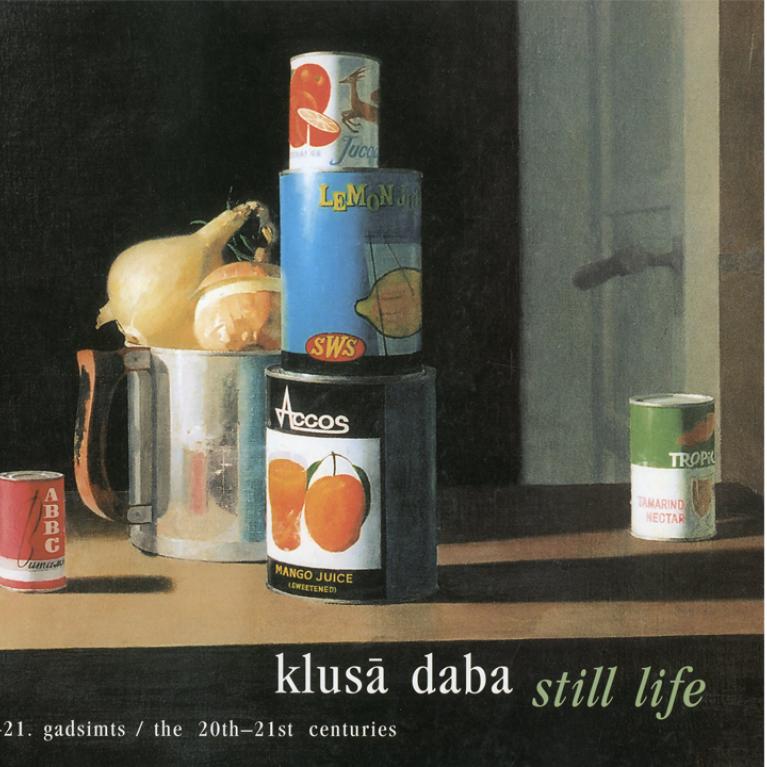 Kataloga “Klusā daba. 20.–21. gadsimts” vāks ar gleznu, kurā attēlotas metāla krūze, sīpoli un konservu bundžas, kas sakārtotas uz galda pie loga.