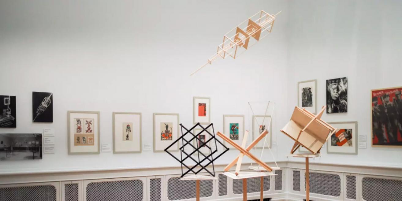 Izstādes zāle ar gleznu, fotomontāžu un telpisku instalāciju ekspozīciju, kas ataino modernisma un avangarda idejas.