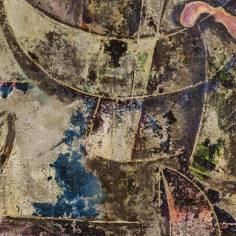 Abstraktā klusās dabas kompozīcijā redzamas stilizētas trauku formas un trauslas līnijas, ko ieskauj nobružātu faktūru un pelēcīgi zili zaļu toņu laukumi, radot noslēpumainu, senatnīgu noskaņu.