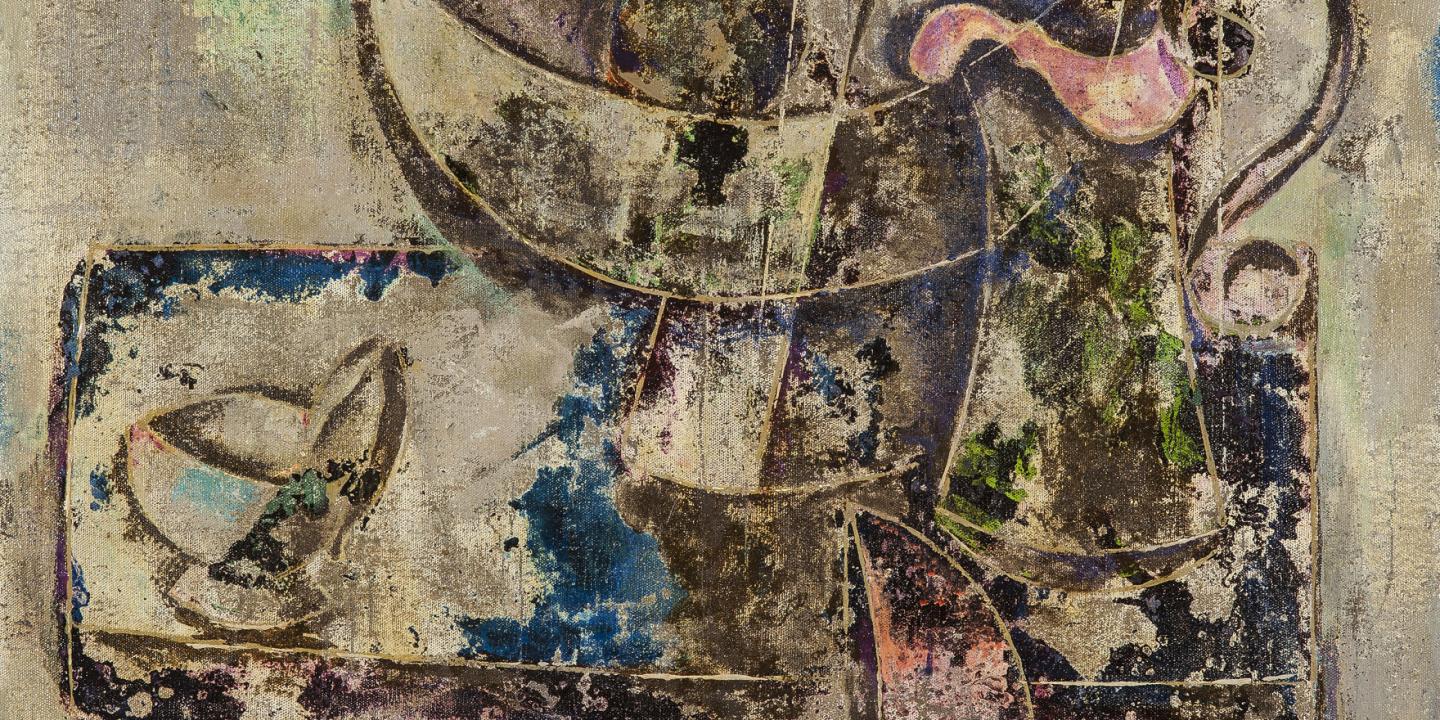 Abstraktā klusās dabas kompozīcijā redzamas stilizētas trauku formas un trauslas līnijas, ko ieskauj nobružātu faktūru un pelēcīgi zili zaļu toņu laukumi, radot noslēpumainu, senatnīgu noskaņu.