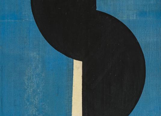 Abstrakta kompozīcija ar diviem melniem, savstarpēji pieskaroties ovāliem centrā uz zilā fona, kuru abās pusēs ierāmē vertikālas, gaišas joslas.