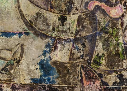 Abstraktā klusās dabas kompozīcijā redzamas stilizētas trauku formas un trauslas līnijas, ko ieskauj nobružātu faktūru un pelēcīgi zili zaļu toņu laukumi, radot noslēpumainu, senatnīgu noskaņu.