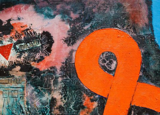 Abstrakta glezna ar košu oranžu lentveida simbolu un jauktas tehnikas elementiem uz teksturēta, tumša fona.