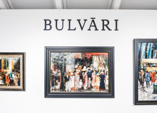 Izstādes siena ar trīs ekspresīvām pilsētas ainavu gleznām zem uzraksta “BULVĀRI”.