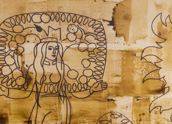 Stilizēts sievietes ar vainagu zīmējums tumšās līnijās uz vecinātas, plankumainas sienas virsmas.