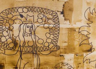 Stilizēts sievietes ar vainagu zīmējums tumšās līnijās uz vecinātas, plankumainas sienas virsmas.