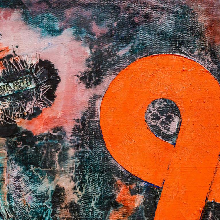 Abstrakta glezna ar košu oranžu lentveida simbolu un jauktas tehnikas elementiem uz teksturēta, tumša fona.