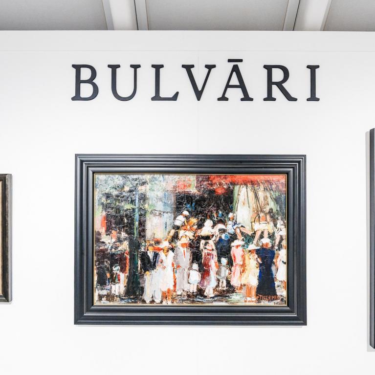 Izstādes siena ar trīs ekspresīvām pilsētas ainavu gleznām zem uzraksta “BULVĀRI”.