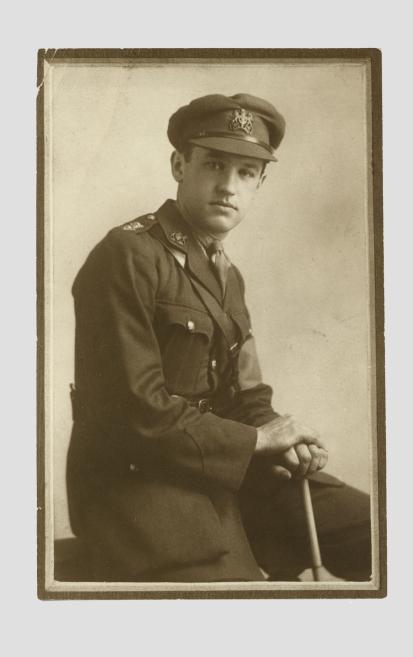 Jāzeps Grosvalds angļu armijas virsnieka formas tērpā. 1919. Melnbalta fotogrāfija. LNMM kolekcija