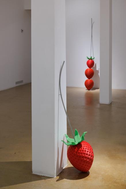 Anna Ceipe. Meža zemenes. 2025. 3D druka, nerūsējo&scaron;ais tērauds. LNMM kolekcija. Foto: Ansis Starks