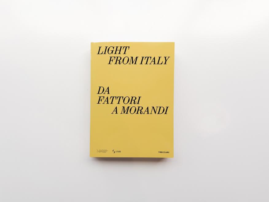 Uz balta fona centrēta dzeltena grāmata ar melnu nosaukumu “Light from Italy. Da Fattori a Morandi”.