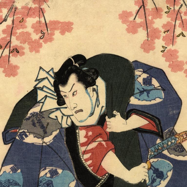 Japāņu stila grafika, kurā attēlots cilvēks kimono ar zobenu zem ziedošiem ķiršu zariem.