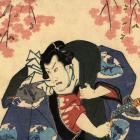 Japāņu stila grafika, kurā attēlots cilvēks kimono ar zobenu zem ziedošiem ķiršu zariem.