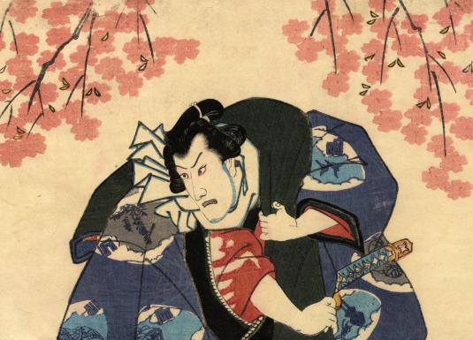 Japāņu stila grafika, kurā attēlots cilvēks kimono ar zobenu zem ziedošiem ķiršu zariem.