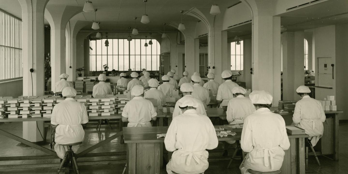 Oto Rūdolfs Zalvisbergs (Otto Rudolf Salvisberg). Roche farmācijas korpuss (Bldg 27, 1938) Bāzelē. Ražo&scaron;anas zāle ar leģendārajām sēņu formas kolonnām. Foto: Roberts &Scaron;prengs (Robert Spreng). Roche arhīvs, Bāzele, &Scaron;veice. Publicitātes foto