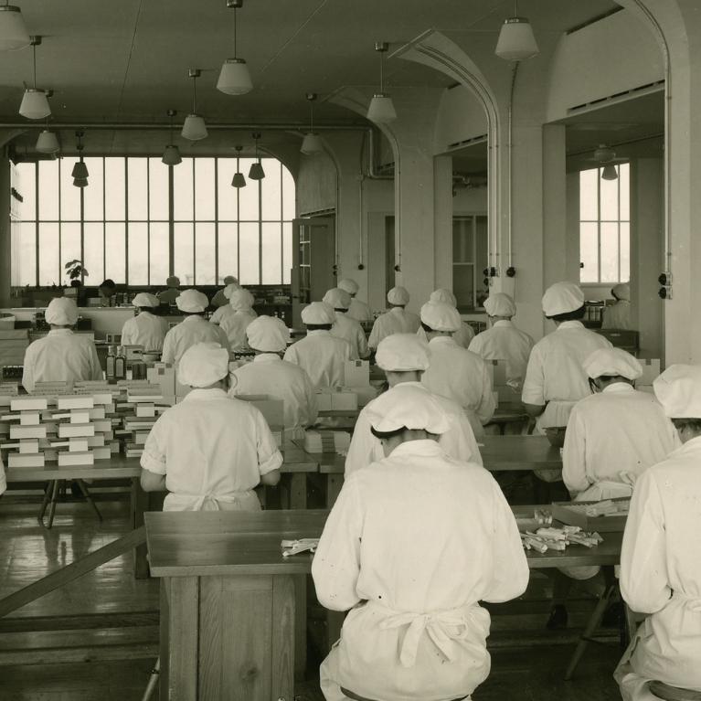 Oto Rūdolfs Zalvisbergs (Otto Rudolf Salvisberg). Roche farmācijas korpuss (Bldg 27, 1938) Bāzelē. Ražo&scaron;anas zāle ar leģendārajām sēņu formas kolonnām. Foto: Roberts &Scaron;prengs (Robert Spreng). Roche arhīvs, Bāzele, &Scaron;veice. Publicitātes foto