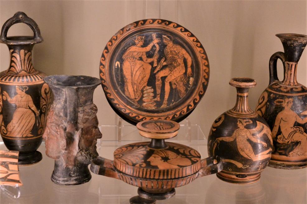 Senās Grieķijas keramikas trauku kolekcija ar mitoloģiskiem sižetiem un ornamentiem.