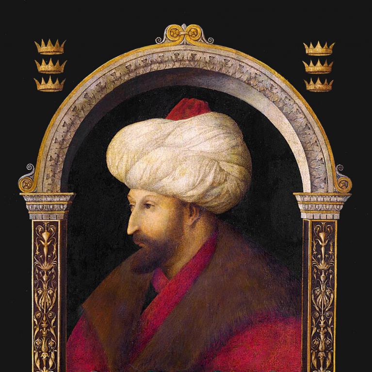 Portrets, kurā attēlots vīrietis ar baltu turbanā ietītu galvu un sarkanu apmetni, novietots dekoratīvā arkā ar ornamentiem uz melna fona.