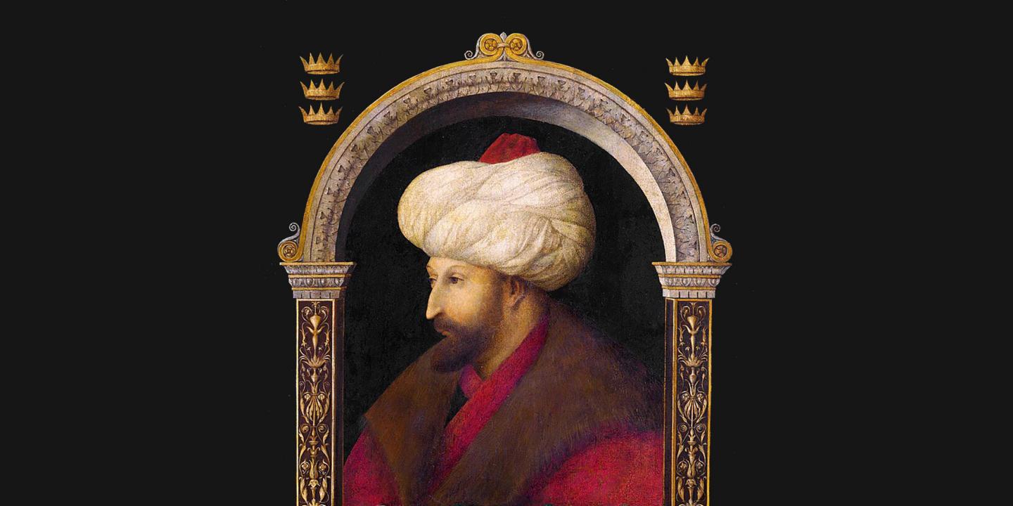 Portrets, kurā attēlots vīrietis ar baltu turbanā ietītu galvu un sarkanu apmetni, novietots dekoratīvā arkā ar ornamentiem uz melna fona.