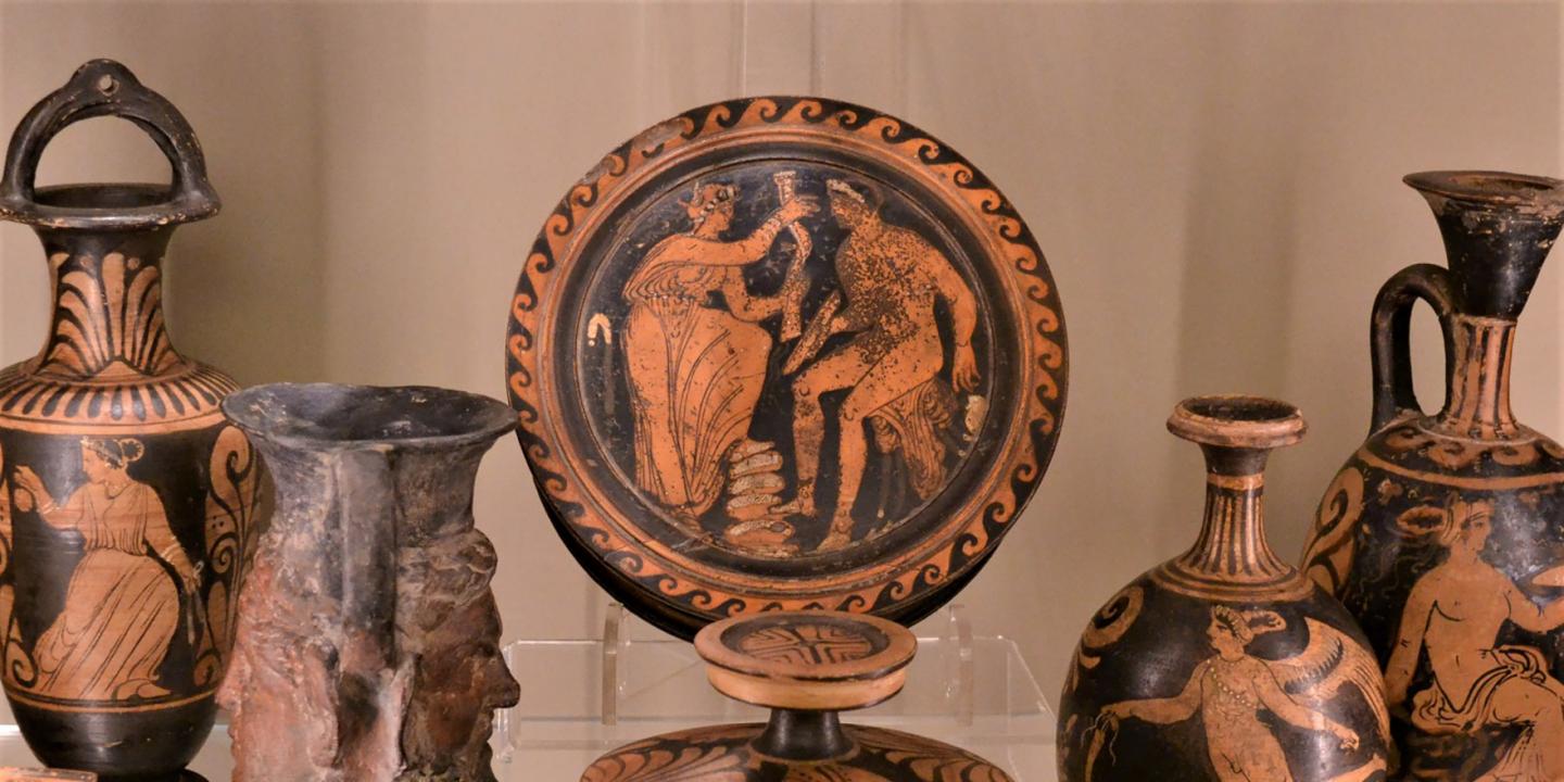 Senās Grieķijas keramikas trauku kolekcija ar mitoloģiskiem sižetiem un ornamentiem.