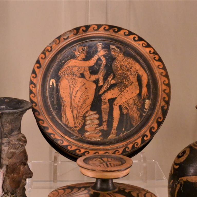 Senās Grieķijas keramikas trauku kolekcija ar mitoloģiskiem sižetiem un ornamentiem.