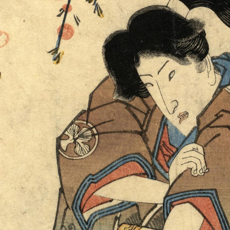 Japāņu koka gravīra, kurā attēlots sievietes tēls tradicionālā kimono ar rakstainām piedurknēm; fonā ziedoši zari ar smalkiem rozā ziediem, kompozīcija mierīga un dekoratīva.