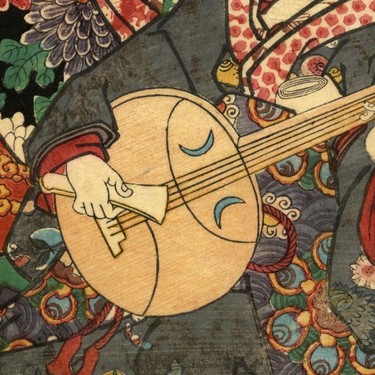 Japāņu grafikas darbs ar mūziķi, kas spēlē stīgu instrumentu, dekoratīvu rakstu un ziedu fonā.