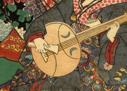 Japāņu grafikas darbs ar mūziķi, kas spēlē stīgu instrumentu, dekoratīvu rakstu un ziedu fonā.