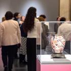 Japāņu grafikas darbs ar mūziķi, kas spēlē stīgu instrumentu, dekoratīvu rakstu un ziedu fonā.