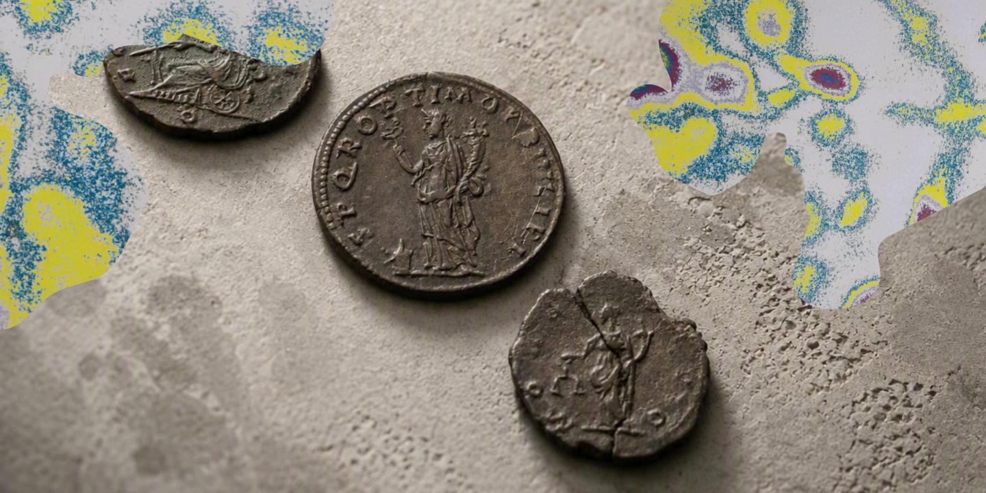 Trīs nolietotas senās monētas uz gaišas akmens virsmas, viena apaļa monēta ar stāvošu figūru centrā un divi saplīsuši fragmenti.