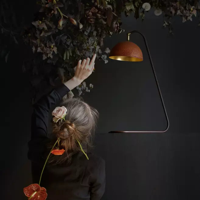 Sieviete ar dizaina lampu.