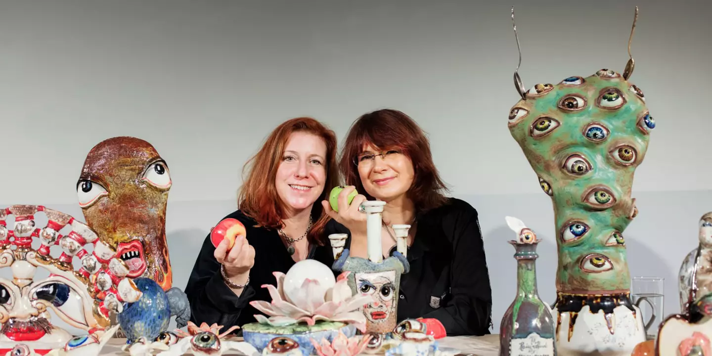 Mākslas duets Skuja Braden (Ingūna Skuja, Melisa D. Breidena) pie izstādes &ldquo;Tirgot ūdeni upes malā&rdquo; darbiem 59. Venēcijas biennālē. 2022. Porcelāns, autortehnika. Autoru īpa&scaron;ums. Publicitātes foto