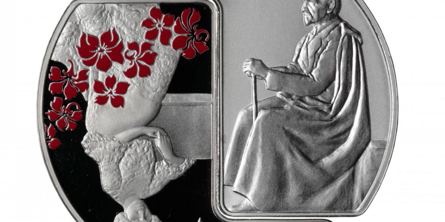 Rainis un Aspazija. 2015. Latvijas Bankas 5 eiro sudraba kolekcijas monēta. Grafiskais dizains: Arta Ozola-Jaunarāja. Plastiskais veidojums: Ligita Franckeviča. LNMM / Dekoratīvās mākslas un dizaina muzeja kolekcija. Publicitātes foto