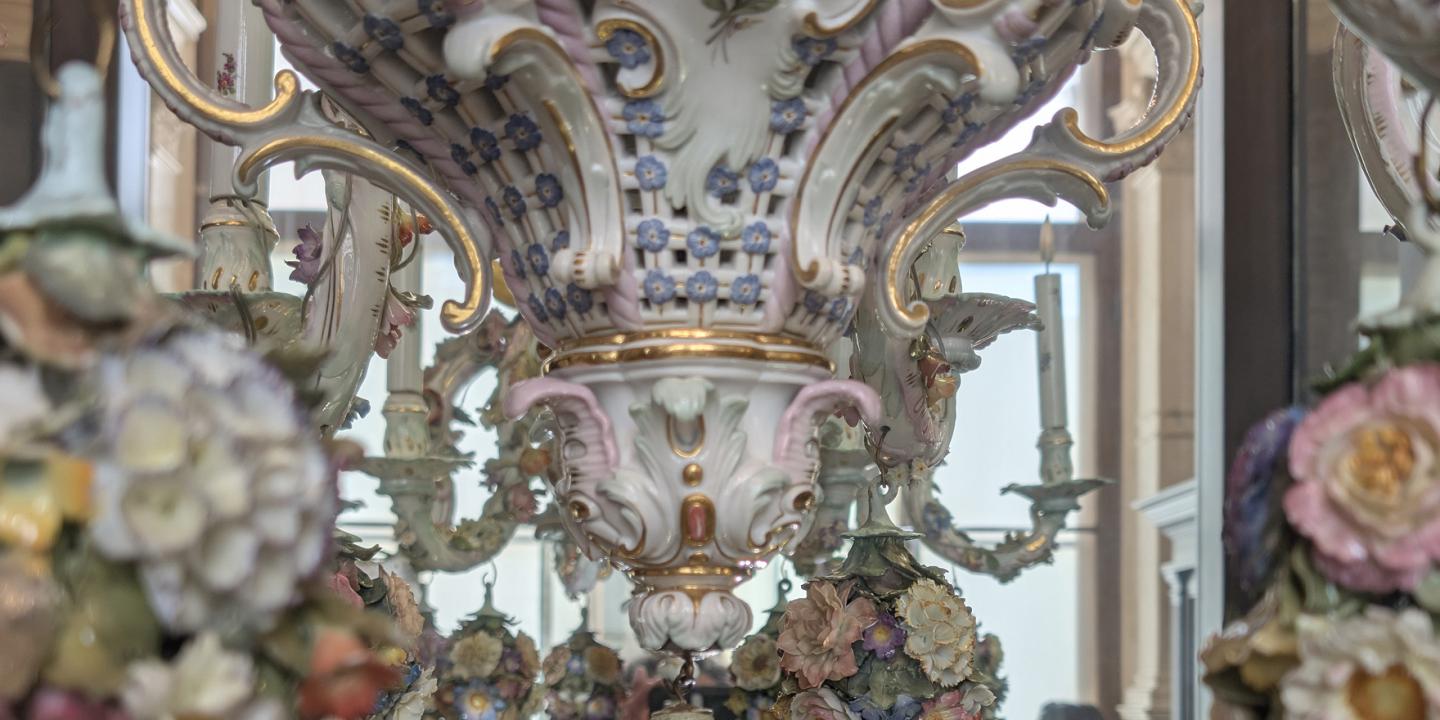 

Lustra. Fragments. Meisenes porcelāna manufaktūra. Johans Joahims Kendlers (1706-1775). 1760. gada modelis. Izgatavots 20. gadsimta sākumā. Latvijas Nacionālā mākslas muzeja kolekcija

