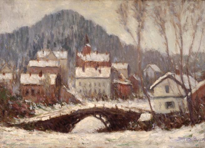 Ziemas pilsētas ainava ar tiltu pāri upei un sniegotiem namiem kalna pakājē.