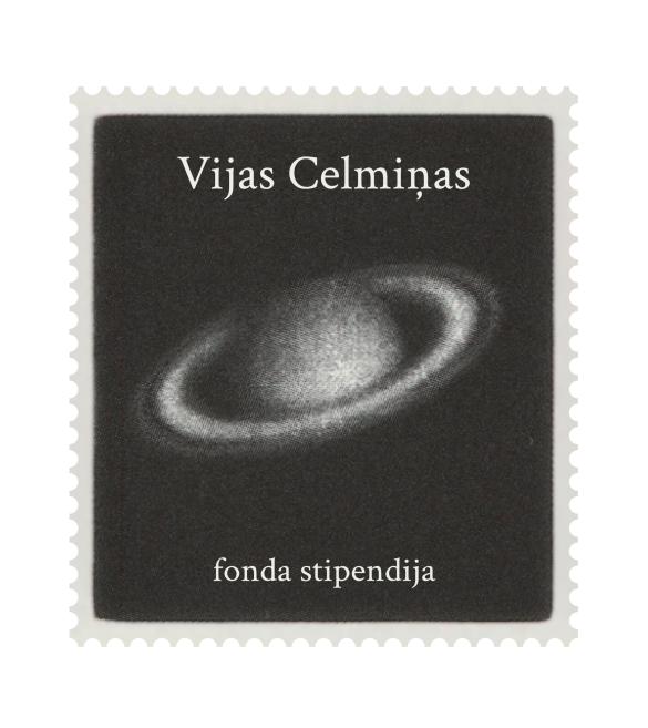 Melns pastmarkas formas drukas darbs ar uzrakstiem Vijas Celmiņas un fonda stipendija un planētas Saturns attēlu.