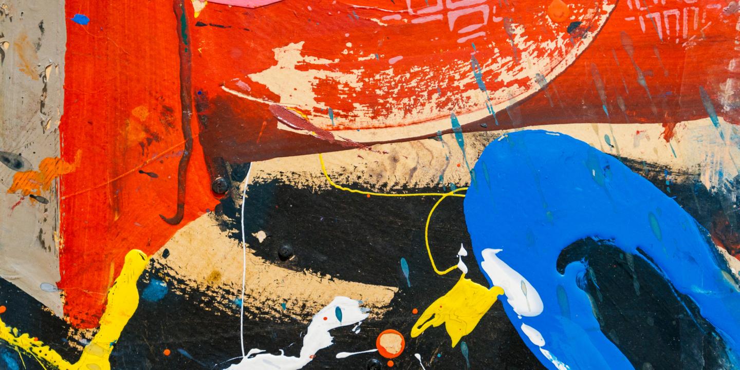 Abstrakta glezna ar ekspresīviem sarkaniem, zilajiem, dzeltenajiem, melnajiem un baltajiem krāsu laukumiem, šļakatām un fakturētām virsmām, radot dinamisku un enerģisku kompozīciju.