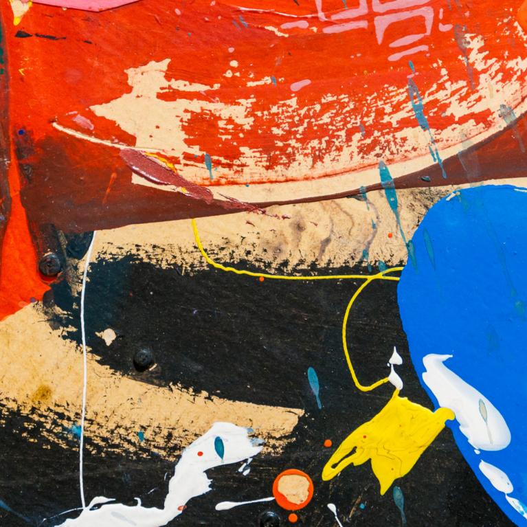 Abstrakta glezna ar ekspresīviem sarkaniem, zilajiem, dzeltenajiem, melnajiem un baltajiem krāsu laukumiem, šļakatām un fakturētām virsmām, radot dinamisku un enerģisku kompozīciju.