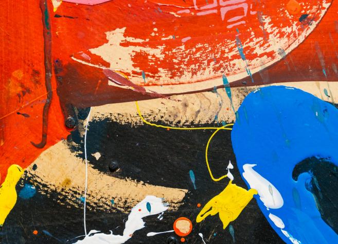 Abstrakta glezna ar ekspresīviem sarkaniem, zilajiem, dzeltenajiem, melnajiem un baltajiem krāsu laukumiem, šļakatām un fakturētām virsmām, radot dinamisku un enerģisku kompozīciju.