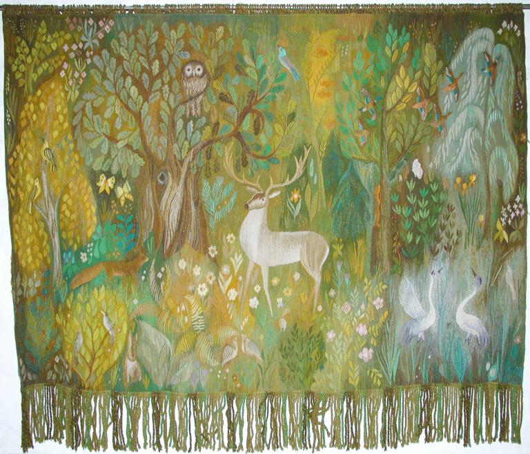 Rūdolfa Heimrāta gobelēns “Mūsu mežs” (1976) ar stirnu, putniem un augiem stilizētā meža ainā.
