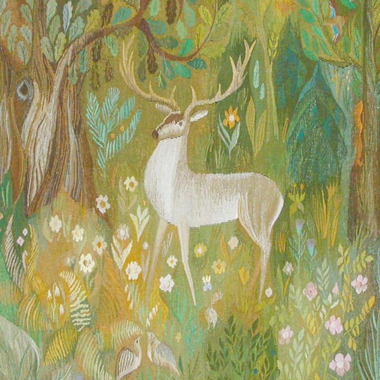 Rūdolfa Heimrāta gobelēns “Mūsu mežs” (1976) ar stirnu, putniem un augiem stilizētā meža ainā.