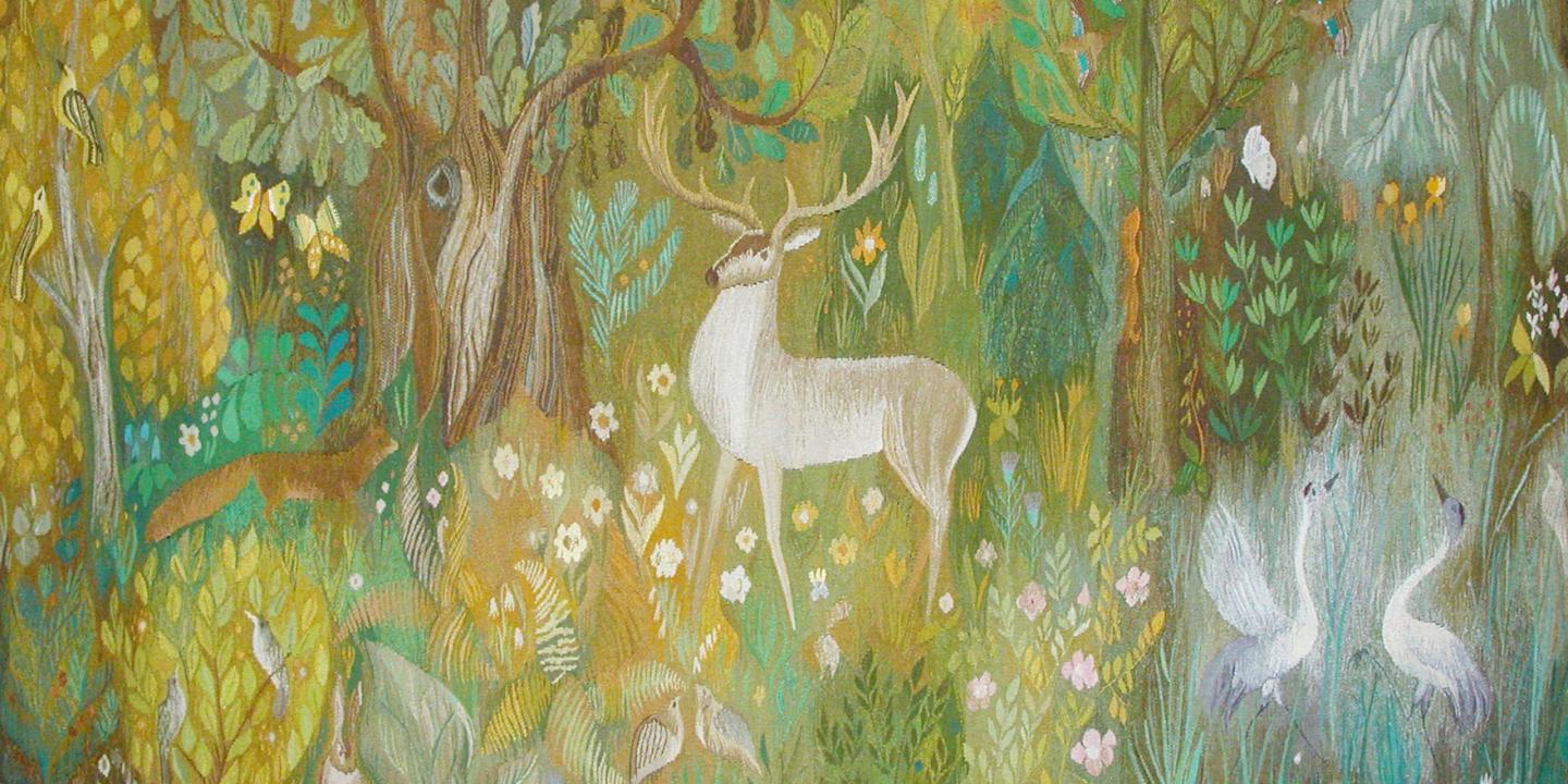 Rūdolfa Heimrāta gobelēns “Mūsu mežs” (1976) ar stirnu, putniem un augiem stilizētā meža ainā.
