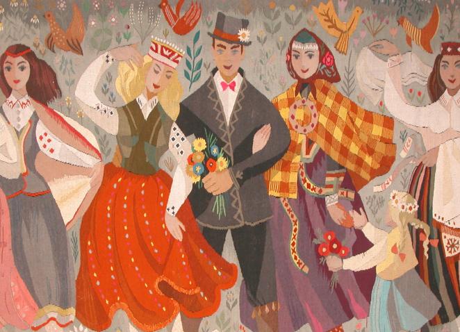 Krāsains gobelēns ar folklorizēti tērptu cilvēku grupu, kas stāv ziedu un putnu rakstu fonā.